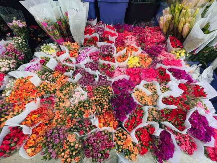 女性节花市大繁荣 玫瑰身价翻倍，甜品店跨界抢风头